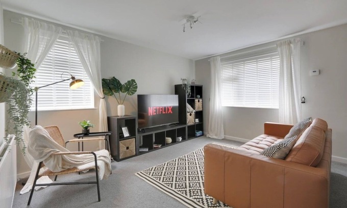 Sheffield Apartment | Dreamy 2 bed apartment, sleeps 4, parking.