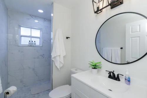 Central Sarasota Apartment | Dreamy Bay Apartment 2bed 1bath with full kitchen and laundry