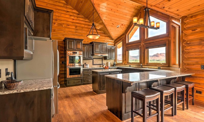 Kanab Cabin | Dreamy Kanab Cabin w/Hot Tub & Panoramic Views!