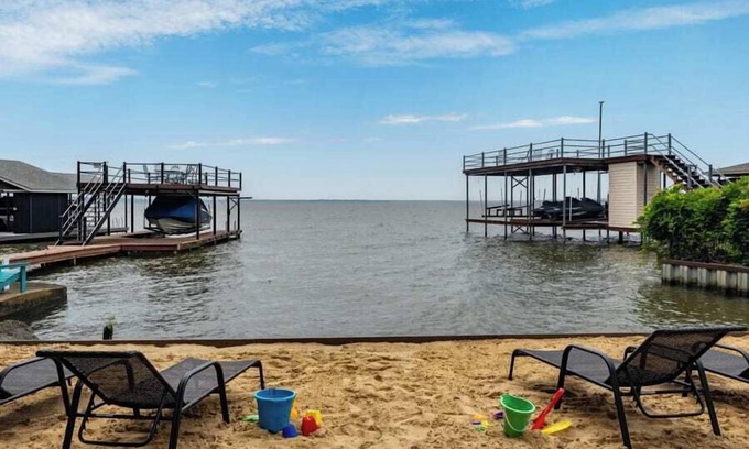 Leisure Land House | Dreamy Lake Cottage, Private Beach, Deep Water, Boat Ramp