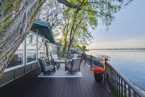 Arlington House | Dreamy Lake Poinsett Cabin with Deck, Dock and Views!