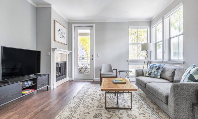 Central San Mateo Apartment | Dreamy San Mateo 2BR w/W/D, Pool, Gym, Parking, near 101, by Blueground