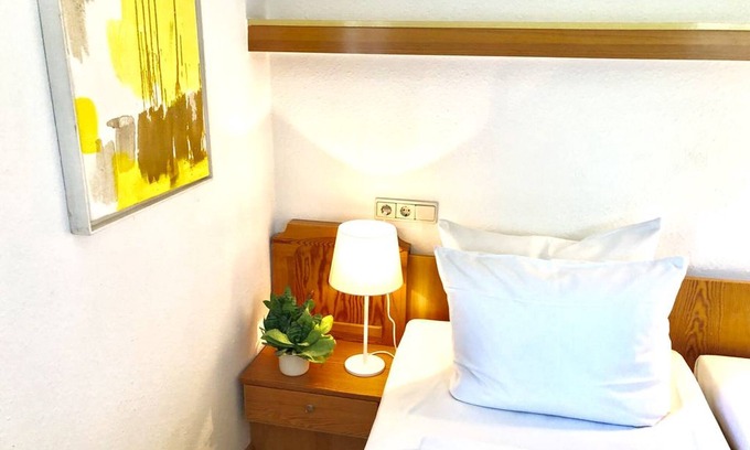 Merzhausen Apartment | Dreibettzimmer mit Dusche und WC