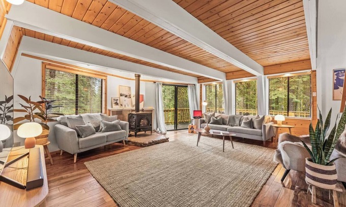 Tahoe Pines Cabin | Drifthaus | Firepit, Fireplace & BBQ!