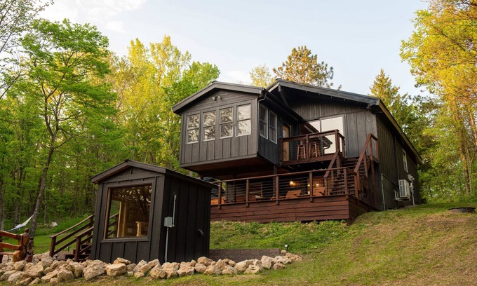 De Soto Cabin | Driftless Cabin - Sauna, Fire pit, BBQ and Birdwatching