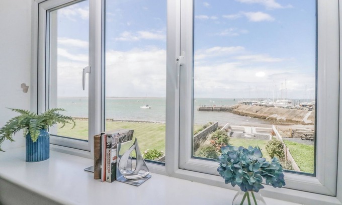 Barrow-in-Furness Cottage | Driftwood, 23 Roa Island