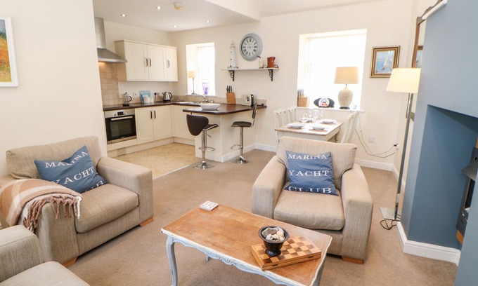 Amble Apartment | DRIFTWOOD APARTMENT, family friendly, with a garden in Amble