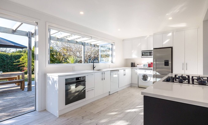 Blackpool Villa | Driftwood Beach House with Spa Pool