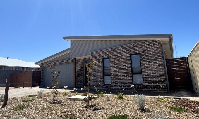 Port Hughes Apartment | Driftwood Cove - Immaculate Home in Port Hughes