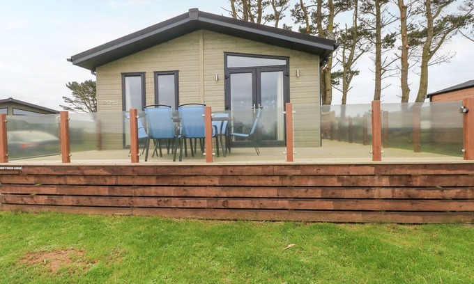 Hasguard Cross Cottage | DRIFTWOOD LODGE, pet friendly, with hot tub in Broad Haven