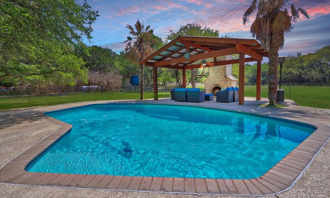 Driftwood House | Driftwood Manor - Upscale Hill Country property with Private Pool!