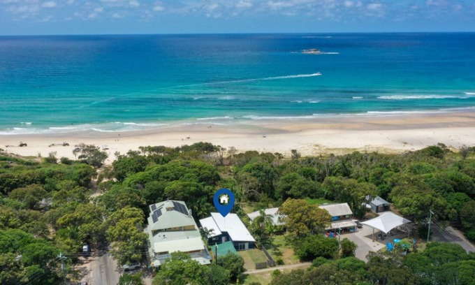Point Lookout House | Driftwood on Home Beach Absolute Beachfront