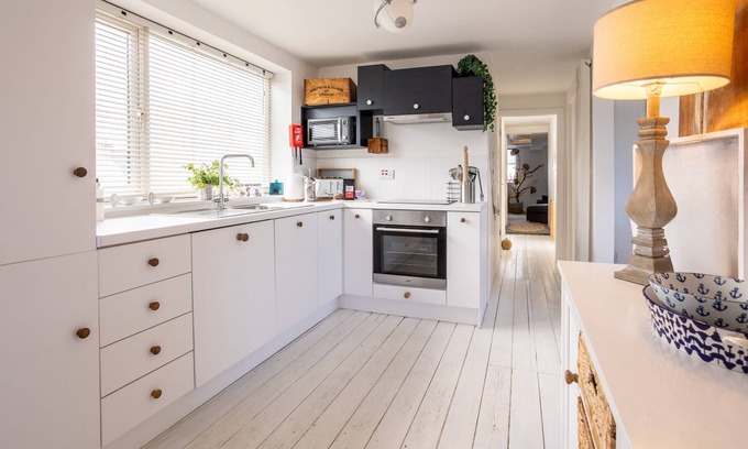 Rhosneigr Cottage | Driftwood: Pet-friendly seaside home for six in Rhosneigr