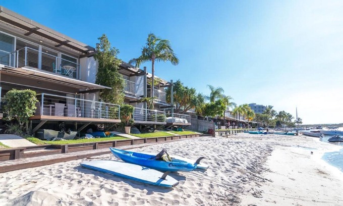 Noosaville House | Driftwood - Villa on Noosa Sound