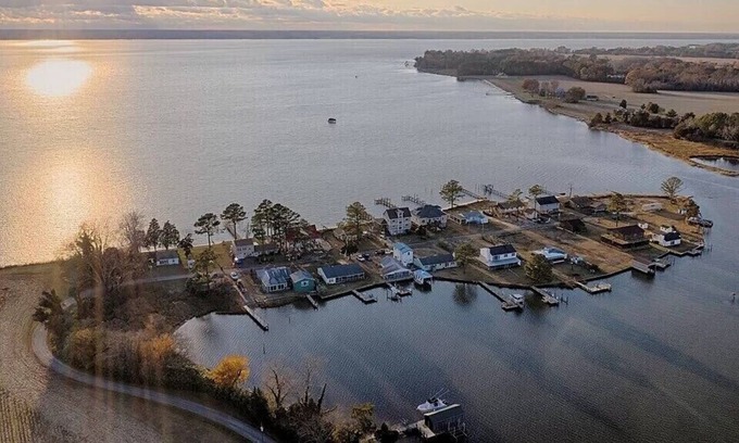 Sharps House | Drop Anchor! Coastal secluded dock waterfront 2hr from DC Kayak SUP 4BR/3BA