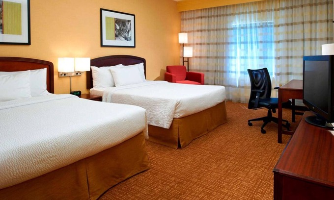 West Dundee Resort | Drop by Santa's Village! Pool, Offers FREE Parking, Pet-Friendly Property!