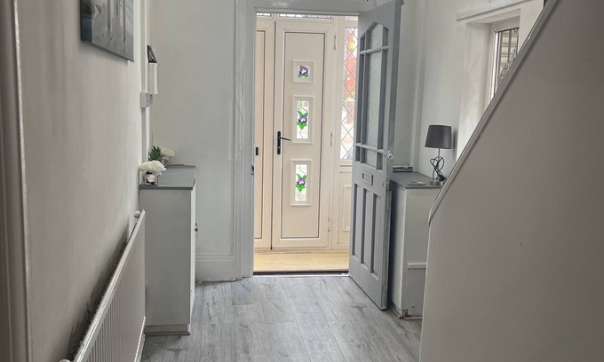 Manchester House | Droylsden House - 6 Bedroom House
