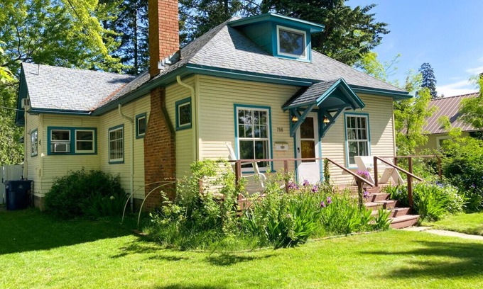 Sandpoint House | DT basecamp w/chef kitchen, yard & dog friendly