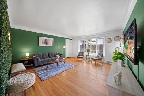 Birmingham Apartment | DT Green Haven 4-Bed Sanctuary in Vibrant Loco