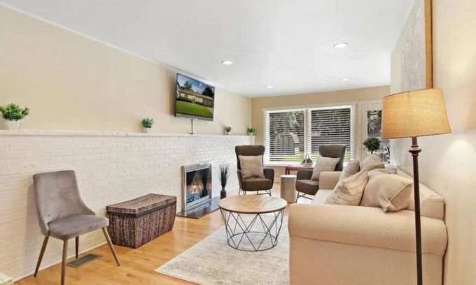 Libertyville House | DT Libertyville home w/2 Fireplaces by Navy Base!