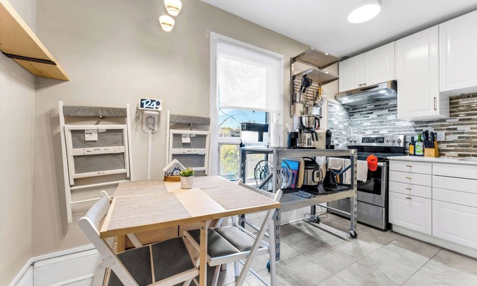 Parkdale Apartment | DT Oasis 2 bed w/Parking & 15 min to CN Tower