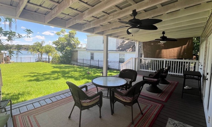 Orlando House | DT Orlando 3 Miles, Relax Water View Deck. Walk to many restaurants, fast foods