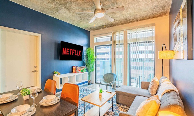 Evans Churchill Apartment | DT PHX Apt| Pool, Gym, Parking & Balcony