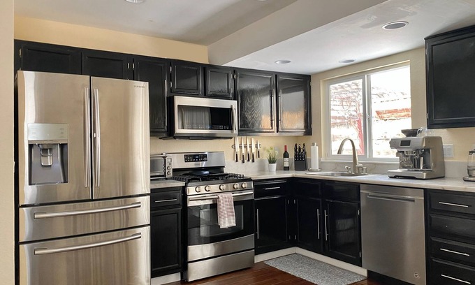 Northwest Reno House | DT Reno - Classy Vacation Home w Backyard Patio