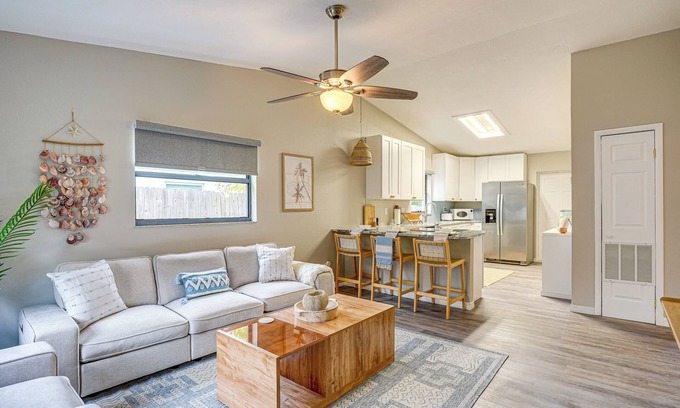 Palm Harbor Condo | Dtwn Palm Harbor Condo: Walk to Water!