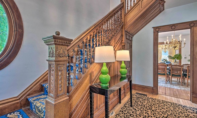 Spirit Lake House | Dtwn Stunning Spirit Lake Escape - Walk to Shore!