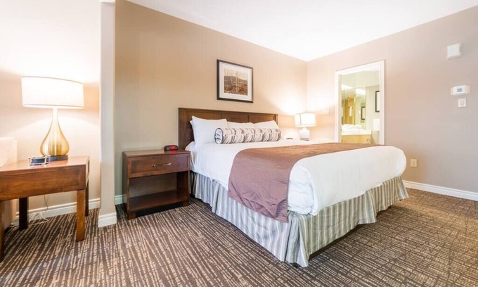 Oro-Medonte Apartment | Dual Suites: Ample Space, King Beds, Jacuzzi, Pool