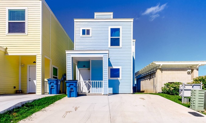 Port Isabel House | Dual-Suites on the Bay - High-Speed WiFi, Shared Pool, Central AC & Water Views