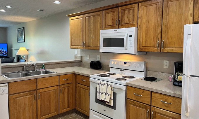 Dublin Apartment | Dublin location! Lots of Space & Wooded too!