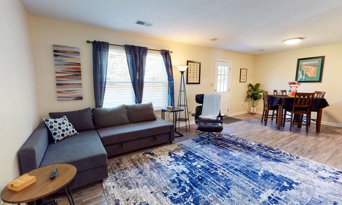 Georgetown House | Dude and Momo's <10 Mins to KY Horse Park!