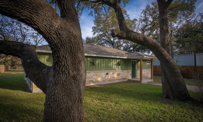 Canyon Lake House | Duke's Horseshoe House - on the Guadalupe River, across from Whitewater Amphitheater!