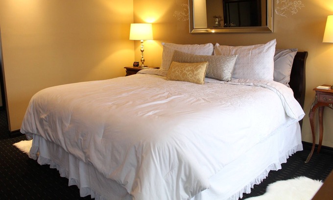 Dundas Apartment | Dundas Heart Getaway!