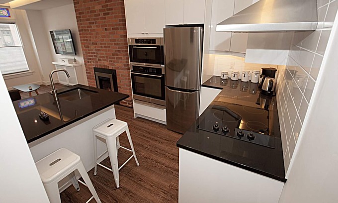 Cabbagetown South House | DUNDAS SQUARE Luxury Victorian Home w/Fireplace