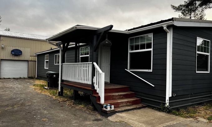 Lakeside House | DUNE ACCESS Cozy and Charming 2bdrm Home in Lakeside