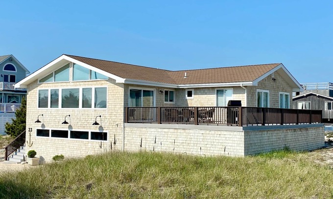West Hampton Dunes House | 🌞 DUNE ROAD STEPS TO THE OCEAN - 4 BEDROOM HOME ⛱ 🌊