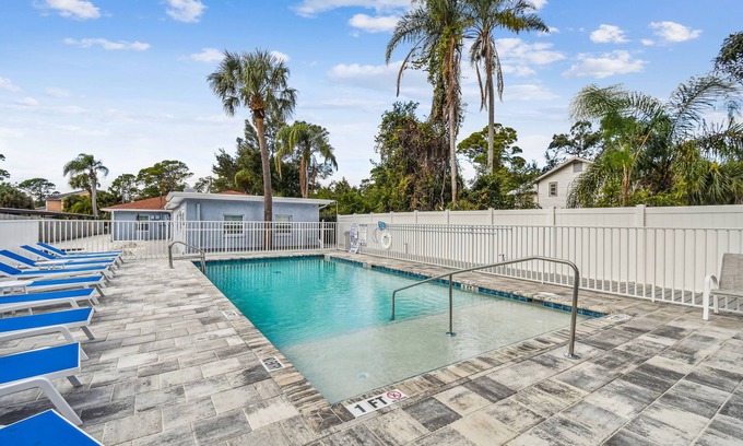 Dunedin Apartment | Dunedin Cottage on Pinellas Trail w/Heated Pool