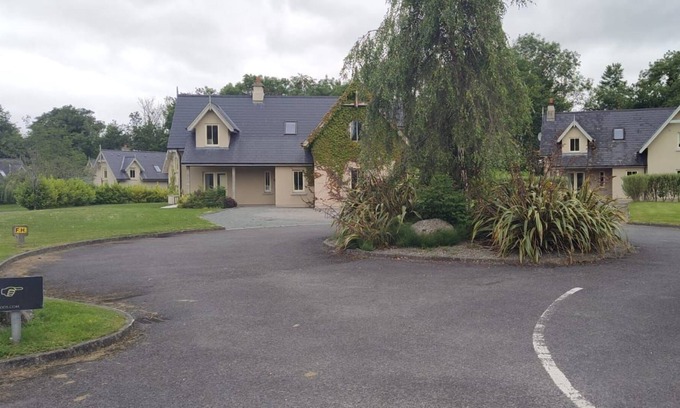 Kenmare Cottage | Dunkerron Woods 3 bed 4024 - sleeps 6 guests in 3 bedrooms