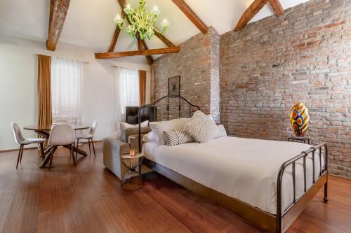 Longa Apartment | DUOMO Murano Apartment with Canal view