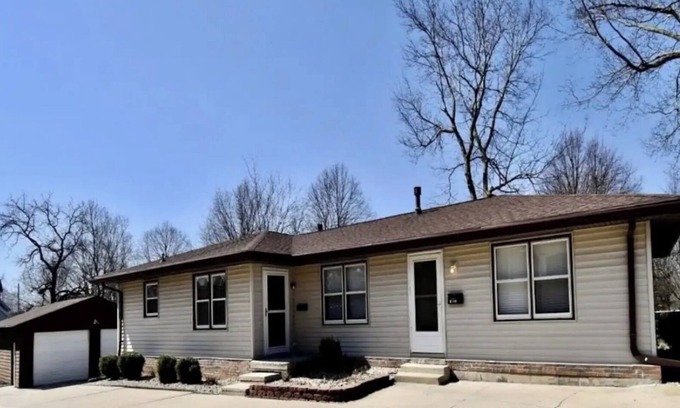 Bloomington House | Duplex 2 Beds 1 bath Unit WiFi ,Heat & AC in Bloomington Illinois