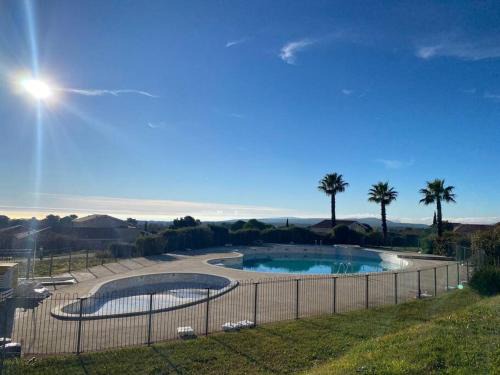 Signes Apartment | Duplex 6 pers proche circuit Paul Ricard Le Castellet avec piscine