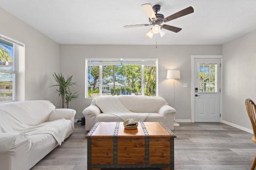 West Bradenton House | Duplex Both Units Dog Near Ami Patio Tv