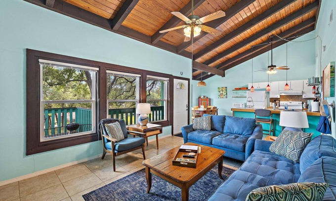 Barton Hills House | Duplex by park/springs/town with big private deck!