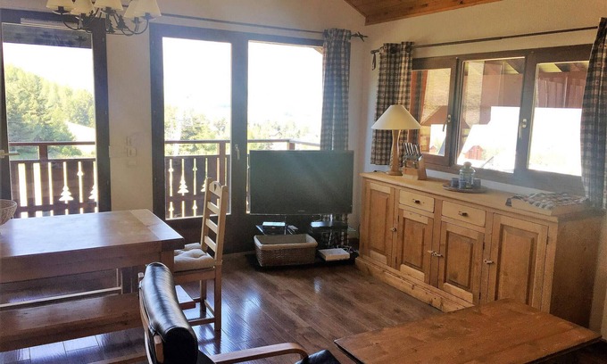 Le Devoluy Apartment | Duplex for 10, 4 rooms, ski-in/ski-out, balcony, wifi