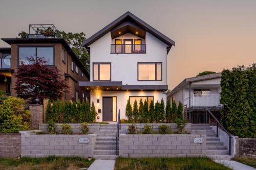 West Point Grey House | Duplex in West Point Grey with Parking and Balcony