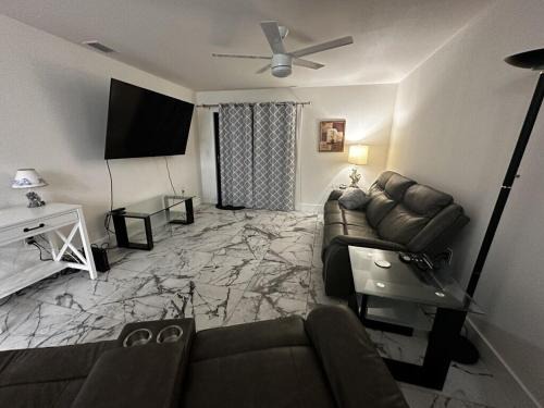 Oakland Hills House | Duplex on CANAL all updated new furniture