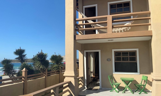 Pero Apartment | Duplex Pé na Areia e Vista pro Mar de Todos os Cômodos. Belíssima Praia do Peró